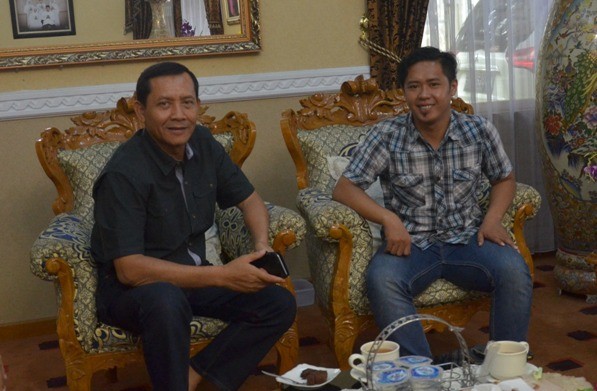 Kapolda Jambi Brigjen Pol Lutfi Lubihanto bersama wartawan jambiupdate.co Doni Saputra saat wawancara di rumah dinas Kapolda di bilangan Pasar Jambi Sabtu (2/1)