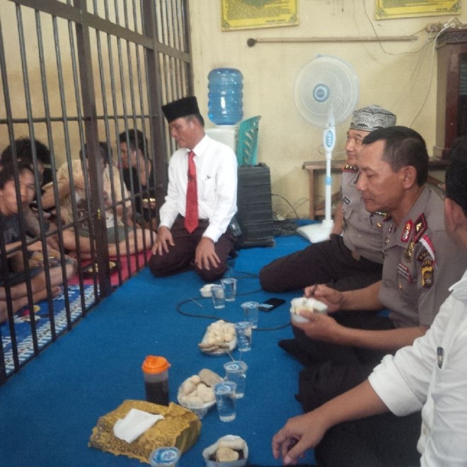 Kapolda saat makan pempek bersama para tahanan
