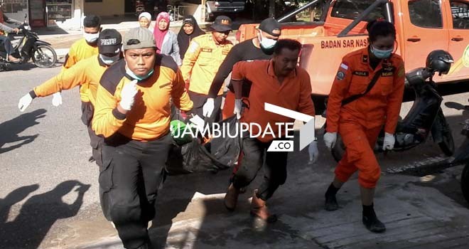 Jenazah korban tugboat tenggelam Wanda Sahriv dibawa tim Sar ke RSU Raden Mataher Jambi pagi ini (6/1)