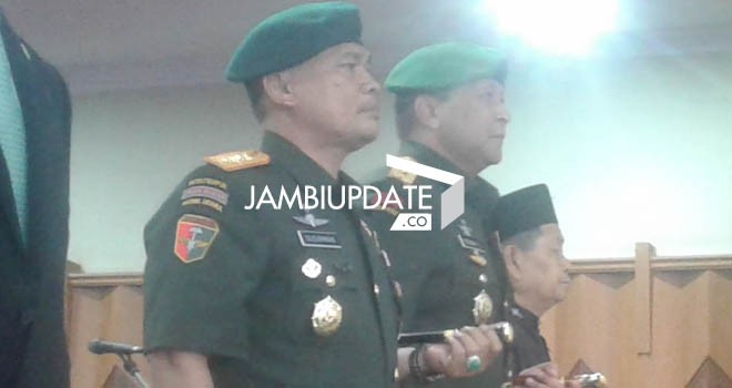 Brigjend Sudirman dan Mayjend Teddy Laksmana saat hadir di paripurna HUT Jambi siang ini (6/1)