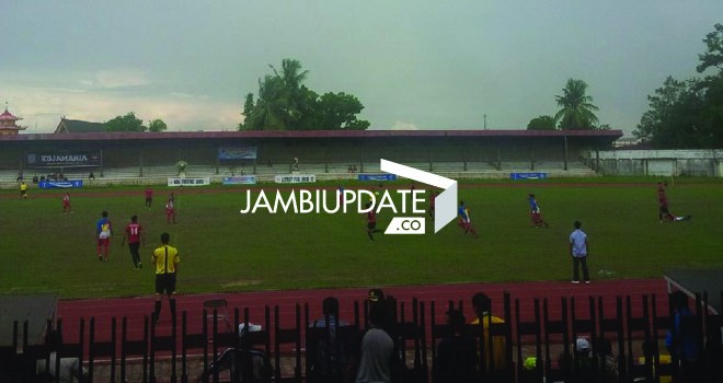 Laga perdana PS Bungo kontra Tanjab Barat di turnamen sepakbola Gubernur Cup Jambi 2016 sore ini (9/1).