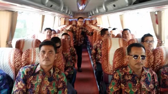 Rombongan Kades Favorit Jambi Ekspres saat  berada di dalam bus yang membawa mereka Gu Chi Tunnel (9/1)