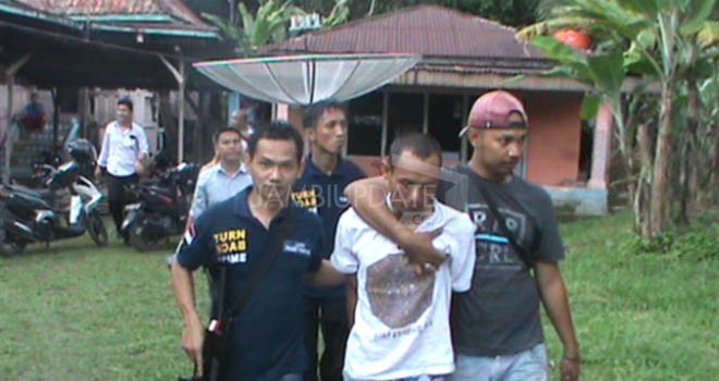 Anggota Satresnarkoba Polres Batanghar saat meringkus dua pelaku pengedar narkoba di Desa Tebing Tinggi, Kecamatan Pemayung, Kabupaten Batanghari.