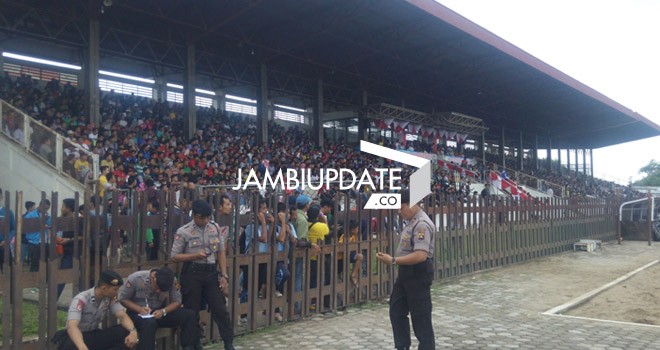 Stadion KONI Tril Lomba Juang Jambi terisi penuh kala tim Bungo tampil. Animo masyarakat begitu tinggi untuk menyaksikan aksi tiga bintang timnas yang turun memperkuat Bungo. M RIDWAN/JU
