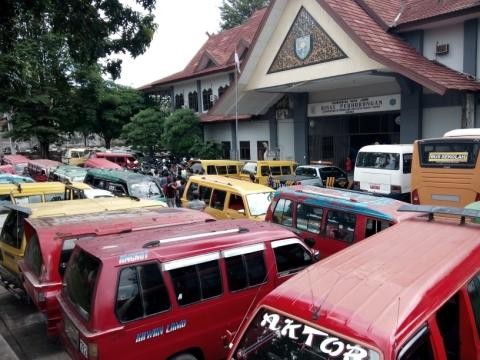 Demo para sopir angkot pagi ini (13/1)