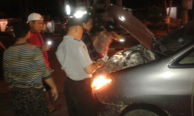 Anggota Polsek Jelutung saat memeriksa mobil milik Muhamad Mansur, Selasa (12/1) malam