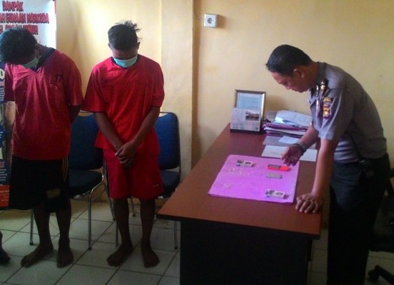 Kedua tersangka di Mapolres Tanjab Timur