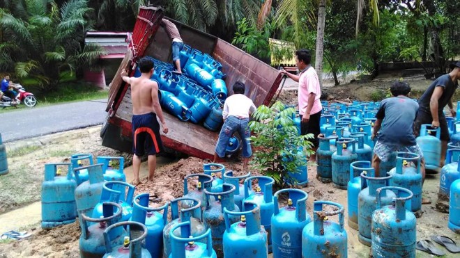 Mobil pengangkut tabung gas elpiji 12 Kg yang terbalik di  RT 01 Desa Kuali Pecah, Kecamatan Bajubang, Kabupaten Batanghari, Jumat (15/1)
