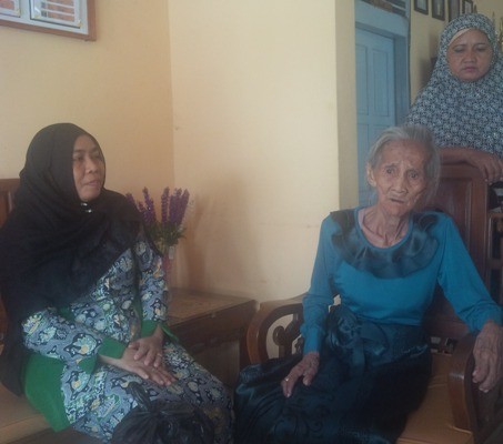 Kasi Pelayanan Panti dan Lanjut Usia Dinsosnakertrans Kota Jambi, Apun Hayat (kiri) dan Nenek Damirah (kanan duduk di kursi) 
