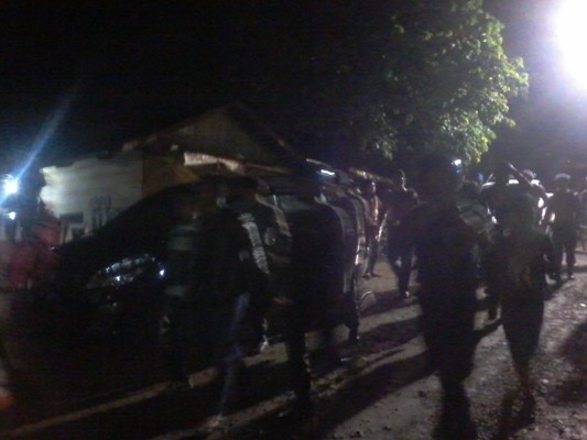 Anggota polisi saat melakukan penyisiran di Pulau Pandan, Kelurahan Legok, Kecamatan Telanaipura, Sabtu (16/1) malam