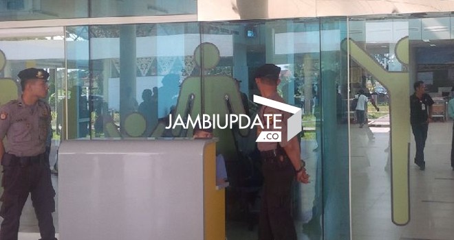 Personel Brimob Polda Jambi, pagi ini (16/1) sekitar pukul 09.00 WIB, kembali menjaga ketat pintu keberangkatan dan kedatangan Bandara Sultan Jambi. 