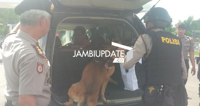 Anjing pelacak ikut melakukan pemeriksaan di Bandara Jambi Sabtu (16/1)