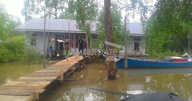 Perumahan nelayan di Tanjab Timur terendam air.