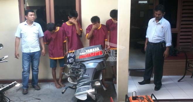 Empat orang pencuri dua unit mesin speed boat diamankan di Mapolres Jelutung.