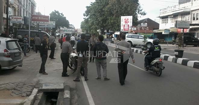Anggota Polsek Jelutung, Senin (18/1) sore menggelar razia kendaraan bermotor di Jalan Prof M Yamin, Kelurahan Lebak Bandung, Jelutung, tepatnya di dekat SMPN 5 Kota Jambi.