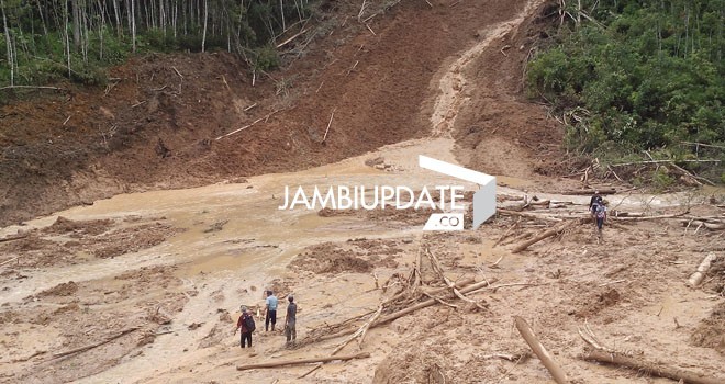Bukit Sungai Air Sangkil, Desa Pungut Mudik, Kecamatan Air Hangat Timur yang longsor Rabu (20/1) siang 