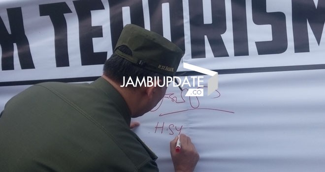 Walikota Jambi SY Fasha menandatangani Petisi menolak  terorisme dan radikalisme Kamis (21/1)