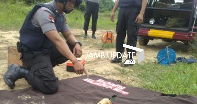Aparat dari gegana mempersiapkan peledakan bom di Talang Duku (21/1)