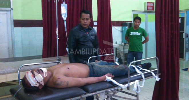 Alif (45) warga Batam, Minggu (24/1) dini hari sekitar pukul 01.00 WIB, babak belur diamuk massa.