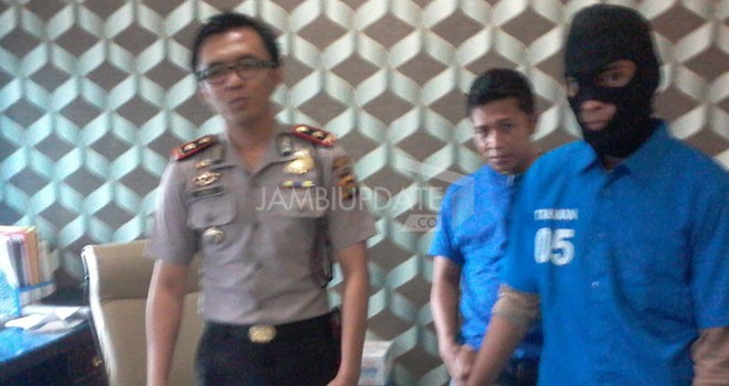 Ruben Marpaung (27) dan Defi Kartika (23), Pasutri ini ditangkap lantaran mencetak dan mengendarkan uang palsu.