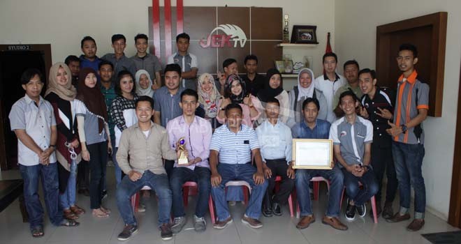 Keluarga Besar Jambi Ekspres Televisi (JeKTV) foto bersama setelah raih predikat TV local terbaik kategori Televisi Kinerja Korporasi Terbaik.