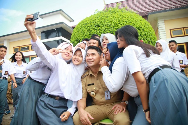Siswa SMKN 2 Kota Jambi rebutan foto selfie dengan Wako Jambi SY Fasha