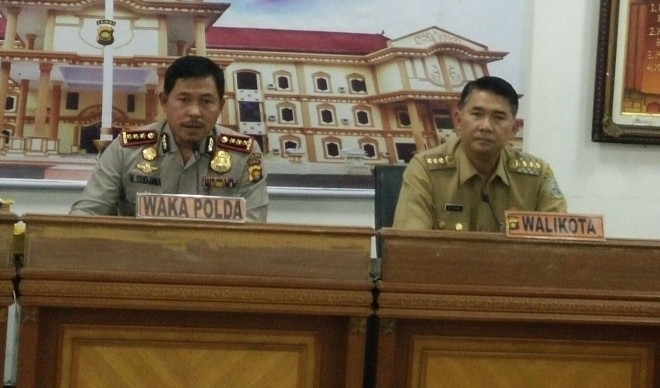 Jumpa pers Wakapolda Jambi Kombes Pol Nana Sudjana dan Walikota Jambi SY Fasha terkait ledakan bom di Pasir Putih Selasa dini hari (27/1)