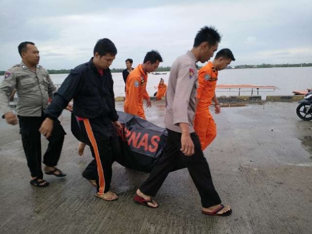 Jenazah musibah terbaliknya pompon di Tanjab Barat dievakuasi petugas siang ini (27/1)