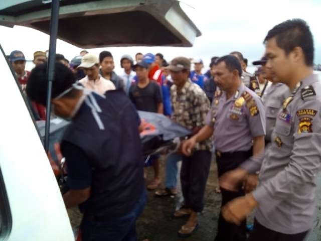 Korban saat dievakuasi oleh petugas