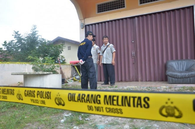 Penyidik dari Laboratorium Forensik Polri melakukan penelitian dan olah Tempat Kejadian Perkara (TKP) peledakan bom di Jambi Selatan kemarin (28/1) 