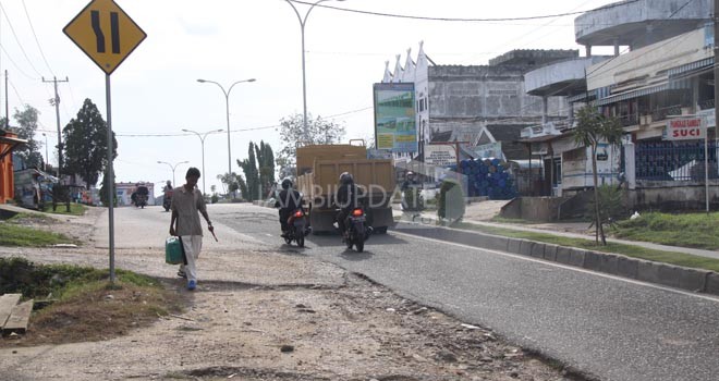 Penyempitan di Jl Pattimura.