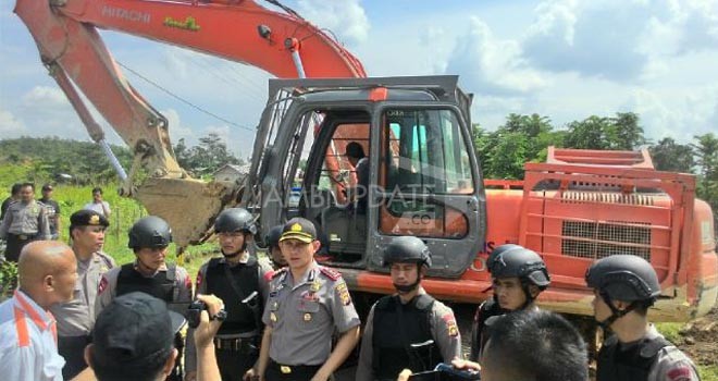 Jajaran Kepolisian Polres Sarolangun, mengamankan satu unit alat berat yang diduga sering beroperasi melakukan Penambangan Emas Tanpa Izin (PETI).