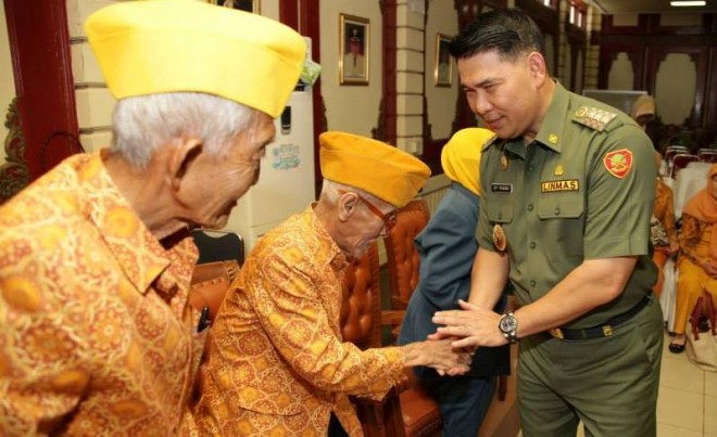 Walikota Jambi menyalami para veteran RI