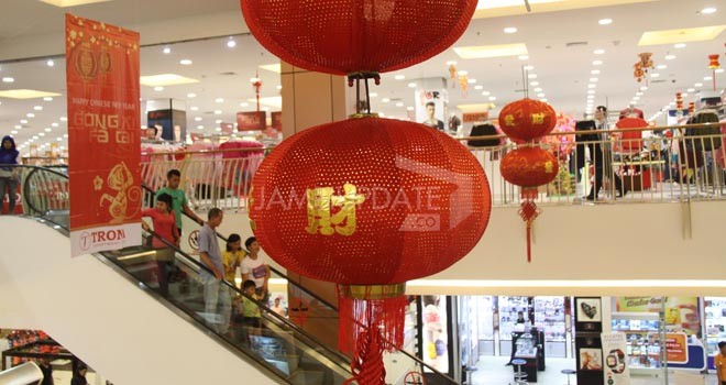  Pernak pernik perayaan tahun baru Imlek menghiasi salah satu Mall Kota Jambi.