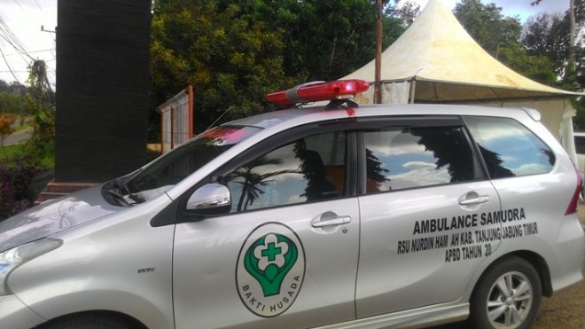 Mobil jenazah saat membawa korban ke RSUD Raden Mattaher Jambi