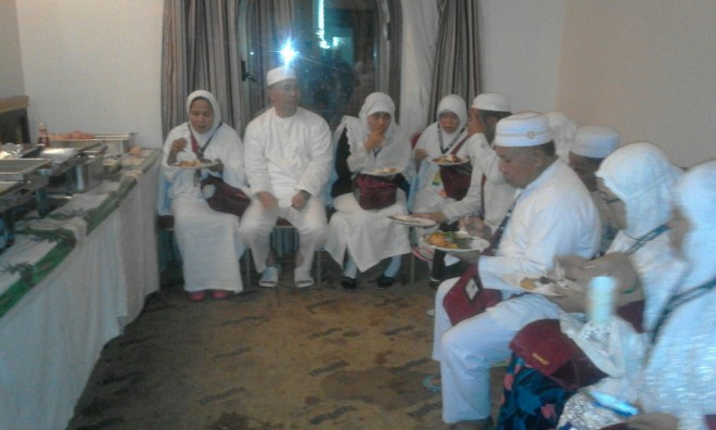 Walikota Jambi, Sy Fasha, bersama beberapa orang jemaah umroh asal Kota Jambi