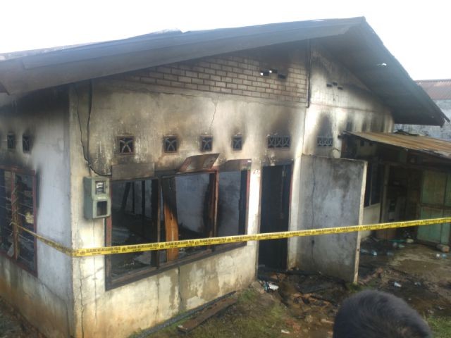 Bedeng dua pintu yang terbakar