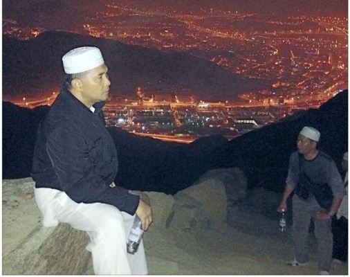 Walikota Jambi, SY Fasha saat berada beberapa ratus meter menjelang puncak Jabal Tsur dengan pemandangan Kota Mekkah di bawahnya