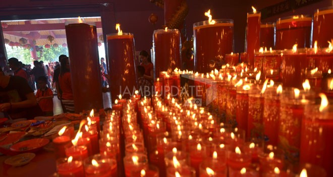 Warga tionghoa di Kota Jambi, merayakan tahun baru Imlek yang jatuh pada 8 Februari 2016.