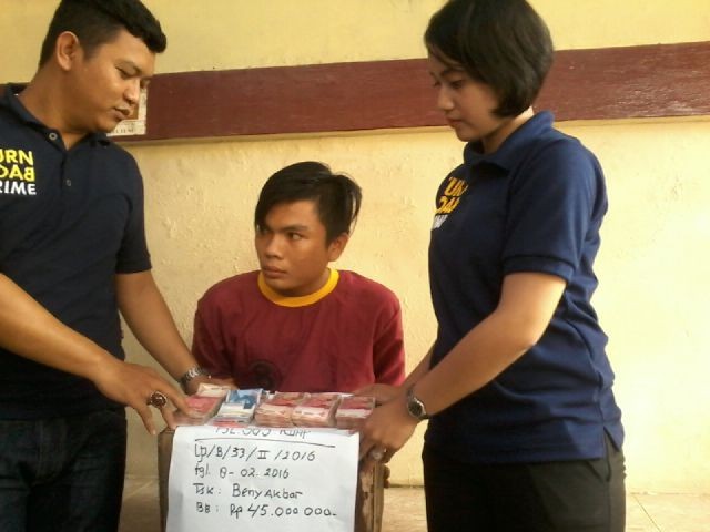 Tersangka Beni saat diamankan di Mapolsek Jelutung, Selasa (9/2).