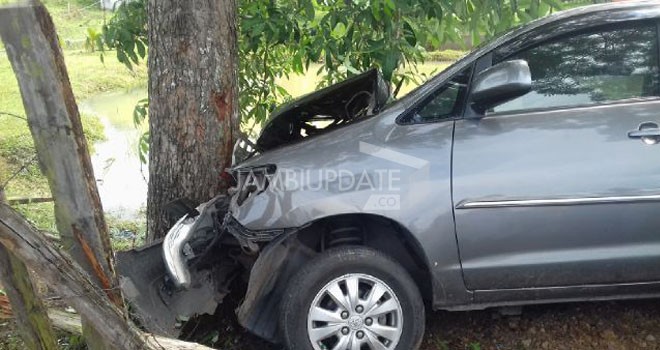 Pengendara Kijang Innova BH 1259 GK tewas setelah menabrak pohon di Jalan Ness, Jambi - Muarabulian RT 03, Desa Sungai Buluh, Kecamatan Muarabulian.