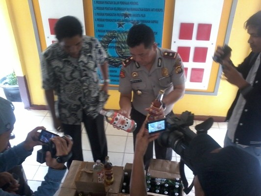 Kapolsek Telanaipura, Kompol AHmad Bastari saat memperlihatkan barang bukti Miras yang diamankan 