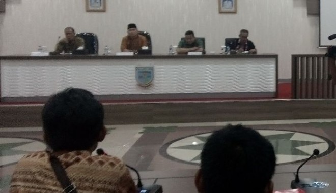 Walikota Jambi Syarif Fasha, bersama Kasat Reskrim Polresta Jambi, dan Asisten II Pemerintah Kota Jambi, Erwansyah, menggelar jumpa pers di Pemkot Jambi