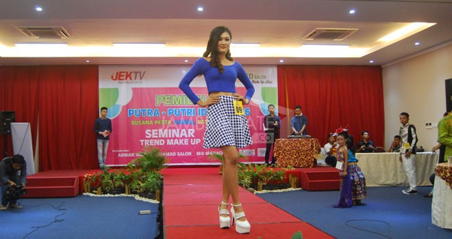 Acara Fashion Show yang diadakan Bintang 2000 Production Jakarta di Rumah Kito Resort Hotel, Kota Jambi.