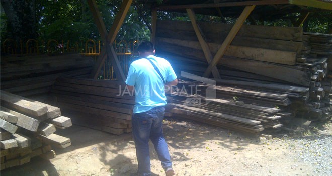 Kayu illegal yang diduga dirambah dari kawasan TNKS, hasil tangkapan Polisi Kehutanan tahun 2015 lalu.