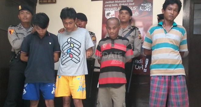 Mawardi, Dedi Fitri, Iwan, dan Ramadhan saat diamankan di Mapolsek Pasar.