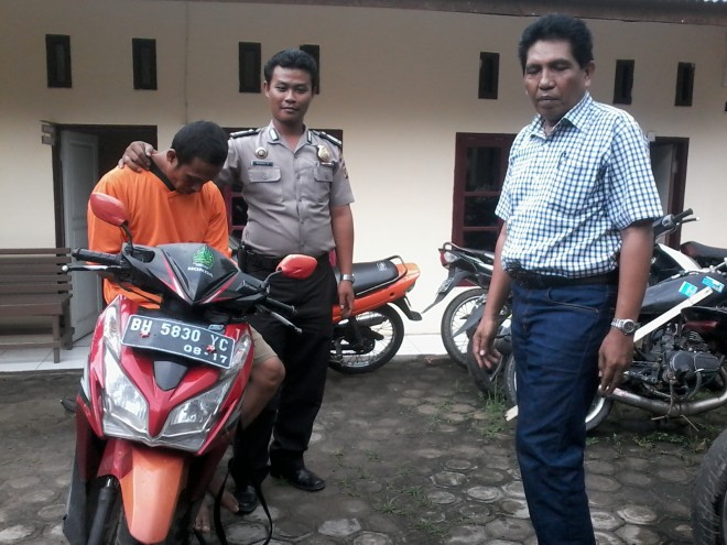 Tersangka saat diamankan di Mapolsek Telanaipura.