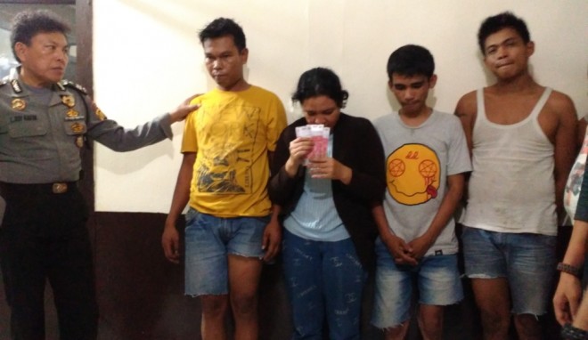 4 tersangka yan berhasil diamanka oleh aparat Polsek Pasar Jambi, salah satunya adik Edi Palembang,Heri (paling ujung)