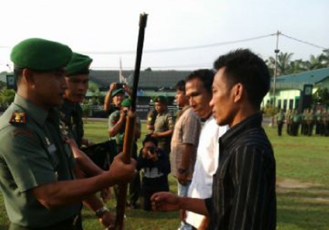 Komandan Kodim 0415/Batanghari, Letkol Arm Widodo Nur Cahyo menerima senpi rakitan yang diserahkan oleh warga Batanghari