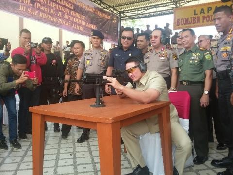 Zumi Zola saatmelepas tembakan saat peresmian lapangan tembak Brimobda Jambi